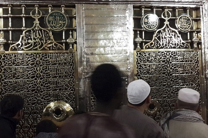 Berdoa Kepada Nabi Atau Orang Shalih Adalah&nbsp;Kesyirikan